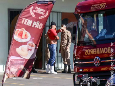 Funcionário cai de altura de 6 metros após apagar princípio de incêndio Funcionário cai de altura de 6 metros após apagar princípio de incêndio