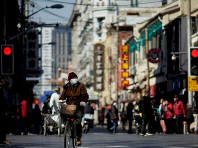 Moradores de Xangai estocam alimentos antes de 2ª fase de lockdown Moradores de Xangai estocam alimentos antes de 2ª fase de lockdown