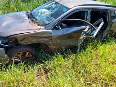 Motorista fica preso às ferragens em acidente envolvendo três veículos Motorista fica preso às ferragens em acidente envolvendo três veículos