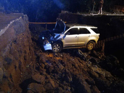 Passageira de carro quebrou os dois braços após queda em cratera Passageira de carro quebrou os dois braços após queda em cratera