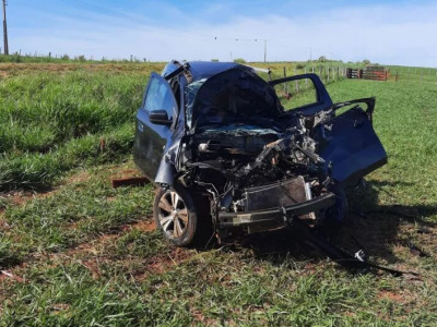 Passageiro morre e motorista fica ferido após carro colidir em caminhão Passageiro morre e motorista fica ferido após carro colidir em caminhão