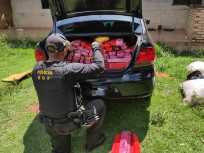  Polícia apreende veículo com mais de 300 quilos de maconha 