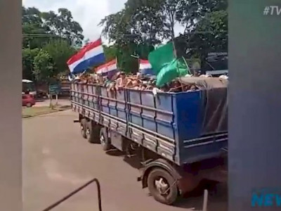 Sem-terra e caminhoneiros se unem em protesto contra governo do Paraguai Sem-terra e caminhoneiros se unem em protesto contra governo do Paraguai