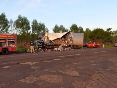 Caminhão fica destruído e carga espalhada no asfalto após acidente com carreta