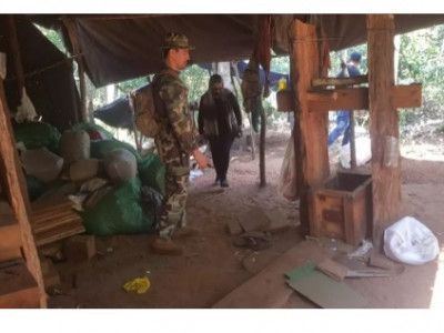 Carro de militares é atingido por explosivo em ataque na fronteira Carro de militares é atingido por explosivo em ataque na fronteira