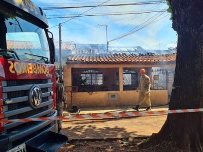 Casa pega fogo em Campo Grande e idosa escapa por pouco