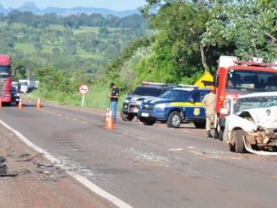 Condutor, pai e filho morreram após colisão frontal em rodovia de MS Condutor, pai e filho morreram após colisão frontal em rodovia de MS