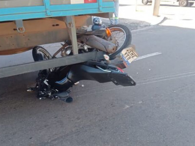Moto para embaixo de caminhão após acidente na av. Ernesto Geisel Moto para embaixo de caminhão após acidente na av. Ernesto Geisel