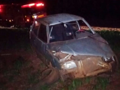 Motorista arremessado de carro após capotamento fraturou a coluna Motorista arremessado de carro após capotamento fraturou a coluna