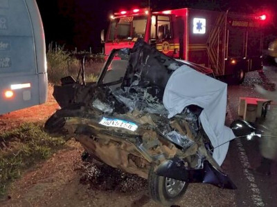 Motorista de carro bate em micro-ônibus de voluntários e morre perto de Ivinhema