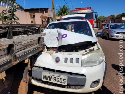 Motorista desvia de cachorro e bate carro contra caminhonete na Vila Carlota Motorista desvia de cachorro e bate carro contra caminhonete na Vila Carlota