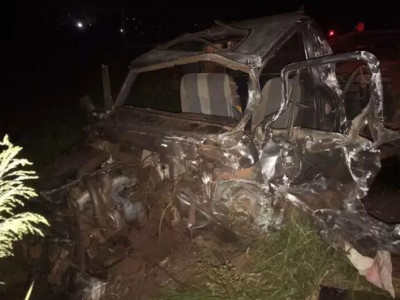 Motorista fica em estado grave após acidente entre caminhonete caminhão Motorista fica em estado grave após acidente entre caminhonete caminhão