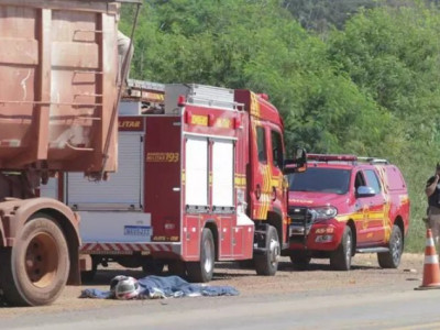 Piloto de moto cai ao desviar de obstáculo e garupa morre atingido por caminhão