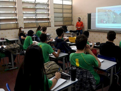 Professores convocados do Estado recebem salários nesta sexta com reajuste de 20% 