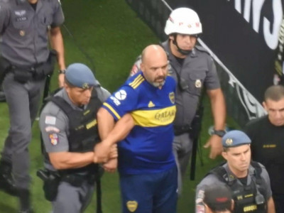Torcedor do Boca é detido após imitar macaco na arena do Corinthians