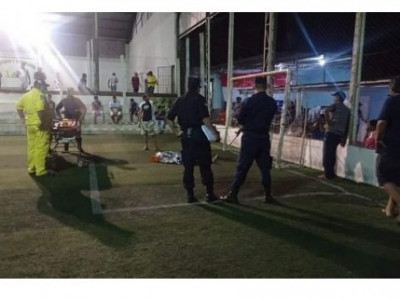 Trave de gol cai e mata criança em campo de futebol na Fronteira