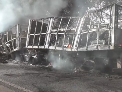 Acidente entre três veículos deixa carreta destruída pelo fogo na BR-163