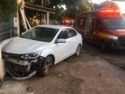 Carro desgovernado colide contra cobertura e deixa menina ferida  Carro desgovernado colide contra cobertura e deixa menina ferida
