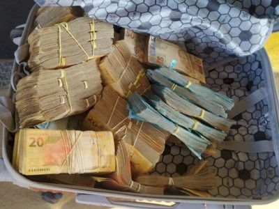 Casal é flagrado transportando R$ 160 mil sem procedência em veículo Casal é flagrado transportando R$ 160 mil sem procedência em veículo