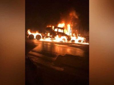 Duas carretas pegam fogo após baterem de frente em Água Clara