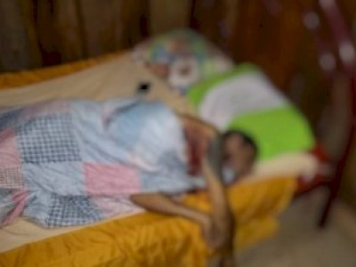 Em estado de decomposição, homem é encontrado morto em cima da cama Em estado de decomposição, homem é encontrado morto em cima da cama