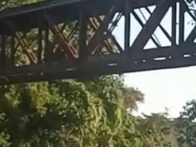 Homem pula de ponte, desaparece e bombeiros fazem buscas