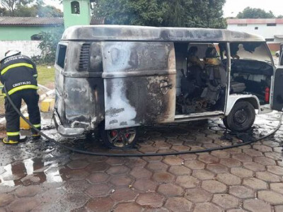 Kombi pega fogo próximo a posto de combustível; pai e filho ficaram feridos