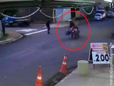 Menina atravessa rua correndo e acaba atingida por motocicleta