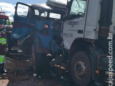 Motorista fica preso às ferragens após colisão de caminhões entre Caarapó e Juti