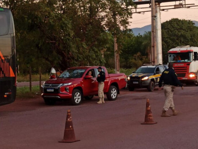 Policiais recuperam veículo alugado que seria vendido na Bolívia Policiais recuperam veículo alugado que seria vendido na Bolívia