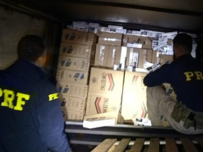 PRF apreende 75 mil maços de cigarros contrabandeados em Eldorado (MS) PRF apreende 75 mil maços de cigarros contrabandeados em Eldorado (MS)