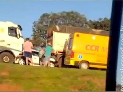 Acidente grave deixa carro prensado entre duas carretas na BR-163 Acidente grave deixa carro prensado entre duas carretas na BR-163