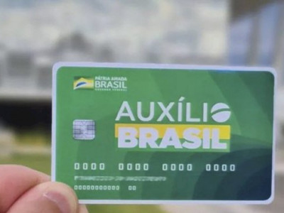 Auxílio Brasil terá cartão com chip e função para compras no débito