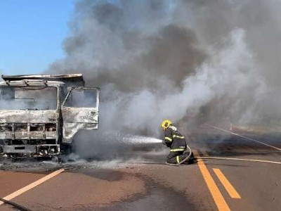 Caminhão pega fogo e fumaça é vista a 14 km de distância em rodovia da Capital
