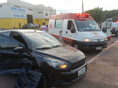 Capotamento destrói carros e deixa uma mulher ferida em Campo Grande Capotamento destrói carros e deixa uma mulher ferida em Campo Grande