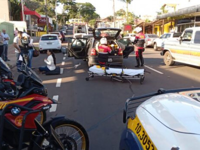 Engavetamento entre veículos deixa grávida e idoso feridos na José Antônio 