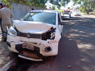 Motorista sofre mal súbito e bate em carro estacionado no Jardim Imá Motorista sofre mal súbito e bate em carro estacionado no Jardim Imá