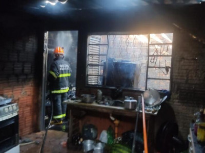 Resgatada de casa em chamas, criança é levada para hospital com queimaduras  Resgatada de casa em chamas, criança é levada para hospital com queimaduras