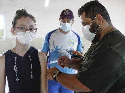 Terceira dose da vacinação contra Covid, para adolescentes, está liberada nos 79 municípios