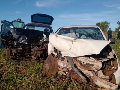 Carro com professores bate de frente com Siena em estrada de Dourados Carro com professores bate de frente com Siena em estrada de Dourados