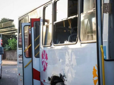 Colisão entre ônibus do transporte público e carreta deixa 10 pessoas feridas Colisão entre ônibus do transporte público e carreta deixa 10 pessoas feridas