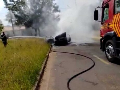 Incêndio em veículo mobiliza Bombeiros no Tiradentes