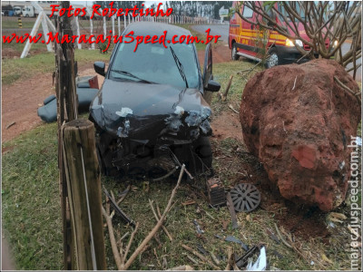 Maracaju: Condutor perde controle de veículo, sai da pista de rolamento e colidi com enorme pedra no minianel rodoviário