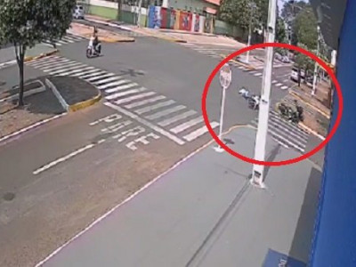 Acidente entre motos deixa uma mulher ferida na área central de Caarapó Acidente entre motos deixa uma mulher ferida na área central de Caarapó