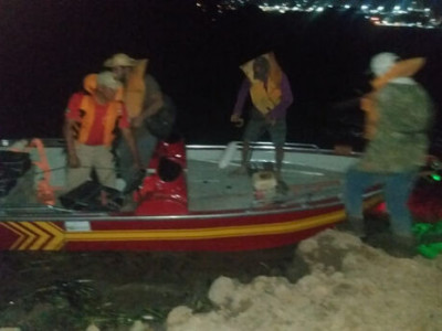 Bombeiros resgatam 7 pescadores perdidos após vendaval em Corumbá Bombeiros resgatam 7 pescadores perdidos após vendaval em Corumbá