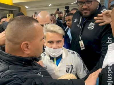 Com festa da torcida, Soteldo chega ao Brasil para reforçar o Santos