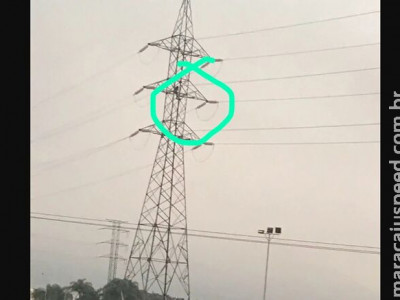 Em brincadeira perigosa, homem sobe em torre de transmissão e faz piruetas  Em brincadeira perigosa, homem sobe em torre de transmissão e faz piruetas