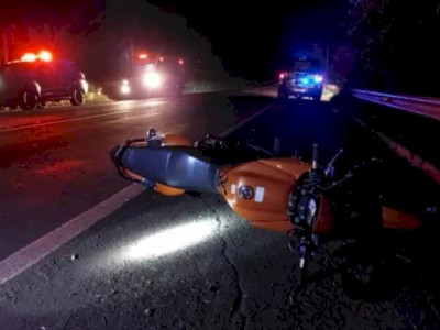 Homem morre ao perder controle de motocicleta durante a madrugada Homem morre ao perder controle de motocicleta durante a madrugada