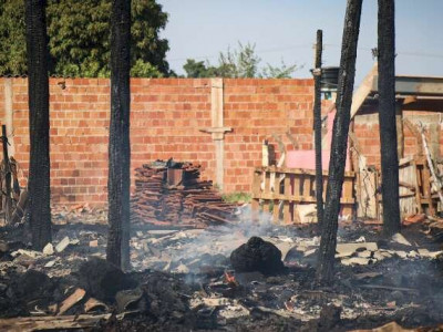Homem tem casa incendiada pela 3ª vez após "aterrorizar" moradores, diz vizinho 