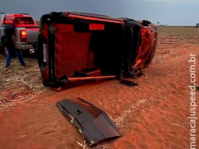 Motorista perde controle da direção e capota camionete em rodovia Motorista perde controle da direção e capota camionete em rodovia
